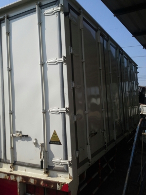 ขายตู้10บาน สภาพใหม่เอี่ยม ยาว 6 ม. 2ใบ ราคาใบละ 95,000 บาท