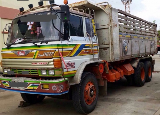 HINO SUMO FM227 - 220 HP EM100 สิบล้อ 2 เพลาดั๊มพ์ กระบะดั๊มพ์ 12 ตันฝาข้างไม้สภาพอย่างสวยไม่มีผุ ภายในห้องเก๋งคอนโซลสวยครบ พวงมาลัยเพาเวอร์ ระบบเบรคทริ๊ปฟี้ครบพร้อม ช่วงล่างใหญ่คัชซีสวยไม่มีบวมเลยครับ ยางสภาพดี 10 เส้นประมาณ 70\% พร้อมบรรทุกหนักได้เลย เอก