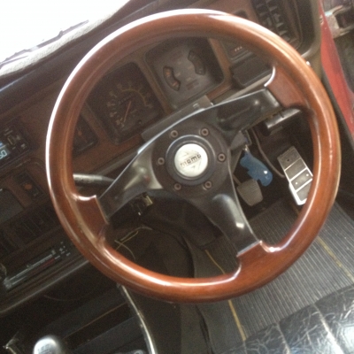 ขายtoyota ke30 สีแดง4ประตู ไมลเหลียม เครือง4k5เกียร์ แก็ส100\% เครืองดีช่วงล่างดีไม่ผุสีพอใด้มีแอร์ พร้อมขับ ทะเบียนกทม พร้อมโอน 1พวงมาลัยไม้momo 13นิ้ว 2กระจกกระสุน1คู่ 3วิทยุ cd USB 4แม็กแท้ลายรังผึง ขอบ13กว้าง6นิ้ว ยางbridgestone175 70 13 5ท่อสแตนเลส ni