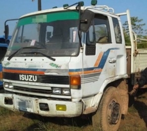 ISUZU ROCKY FSR 165 HP 6BD1 ปี 36 หกล้อบรรทุกกระบะเหล็กพื้นไม้ความยาว 5 เมตร รถห้างแท้ เครื่องแน่นดีไม่มีเยิ้ม หัวเก๋งสภาพดีมีผุบ้างเล็กน้อยครับภายในเก๋งคอนโซลครบพร้อม ช่วงล่างใหญ่คัชซีหนาไม่มีบวม ยาง 9.00 ขอบ 20 สภาพดีประมาณ 70\% พร้อมบรรทุกพร้อมใช้งานได้ ISUZU ROCKY FSR 165 HP 6BD1 ปี 36 หกล้อบรรทุกกระบะเหล็กพื้นไม้ความยาว 5 เมตร รถห้างแท้ เครื่องแน่นดีไม่มีเยิ้ม หัวเก๋งสภาพดีมีผุบ้างเล็กน้อยครับภายในเก๋งคอนโซลครบพร้อม ช่วงล่างใหญ่คัชซีหนาไม่มีบวม ยาง 9.00 ขอบ 20 สภาพดีประมาณ 70\% พร้อมบรรทุกพร้อมใช้งานได้