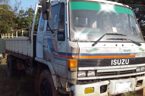 ISUZU ROCKY FSR 165 HP 6BD1 ปี 36 หกล้อบรรทุกกระบะเหล็กพื้นไม้ความยาว 5 เมตร รถห้างแท้ เครื่องแน่นดีไม่มีเยิ้ม หัวเก๋งสภาพดีมีผุบ้างเล็กน้อยครับภายในเก๋งคอนโซลครบพร้อม ช่วงล่างใหญ่คัชซีหนาไม่มีบวม ยาง 9.00 ขอบ 20 สภาพดีประมาณ 70\% พร้อมบรรทุกพร้อมใช้งานได้