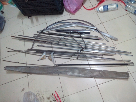 ขายคิ้วรอบคันวอลโว่244 เหมาๆ1,500บาท แยกราคาเส้นละ100บาท