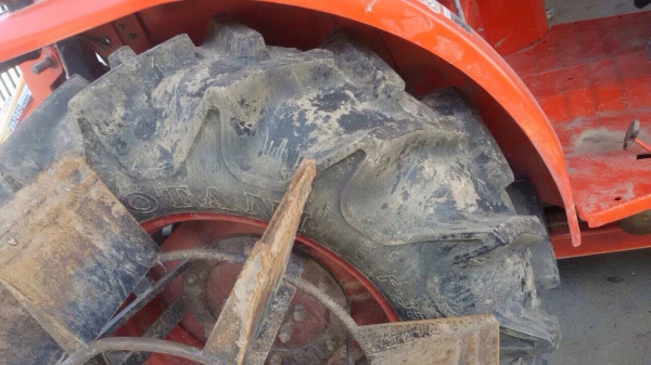 รถไถคูโบต้า 47 วิ่งได้ 140 ไมล์ประมาณ 140 อุปกรณ์ครบ