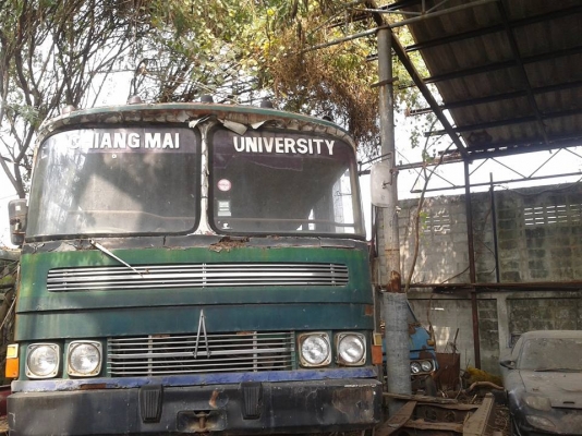 ขายรถบัส ม.เชียงใหม่ใหม่ ยาว9 เมตร  เอาไปต่อรถบรรทุก ดีครับ แชสซีเหมือน ISUZU FRR เครื่อง EH700 ยาง900 ขอบ 20 เฟืองท้าย 200