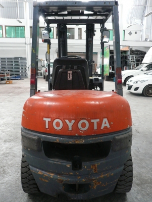 ขายรถโฟล์คลิฟท์มือสอง toyota รุ่น 6fd30 ราคา 399,000 บาท นำเข้าจากประเทศญี่ปุ่น 100\% ไม่เคยใช้งานในไทย