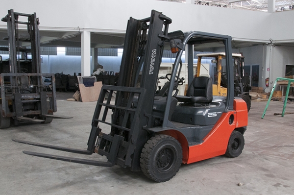 ขายรถโฟล์คลิฟท์ TOYOTA รุ่น 8FG25 ราคา 399,000 บาท นำเข้าจากประเทศญี่ปุ่น 100\% ไม่เคยใช้งานในประเทศไทย