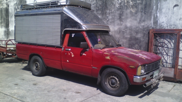 โตโยต้า LN40 รุ่นไฟกลม พร้อมตู้สำหรับขายเสื้อผ้า ราคาถูก