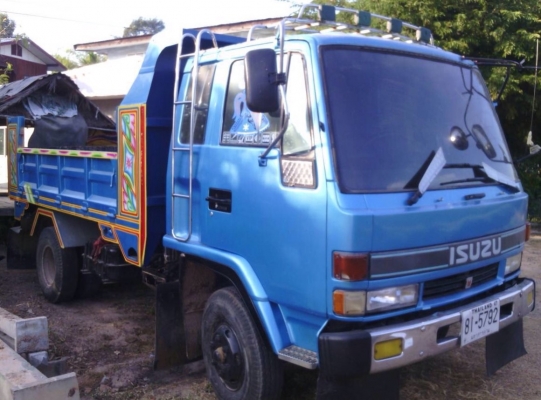 ISUZU ROCKY 195 HP 6HE1 หกล้อดั๊มพ์ กระบะดั๊มพ์เหล็ก 5 ตันความยาว 3.60 เมตรสภาพสวย หัวเก๋งสีสันบางดีไม่มีผุภายในเก๋งคอนโซลครบพร้อม แอร์เย็น พวงมาลัยเพาเวอร์ ระบบเบรคทริ๊ปฟี้ครบพร้อม ช่วงล่างคัชซีไม่มีบวม ยาง 8.25 ขอบ 16 สภาพดีพร้อมใช้งาน เอกสารทะเบียนครบพ