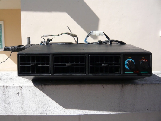 ขายตู้แอร์แขวนหน้าปรับได้แบบสามช่อง 1250 บาท