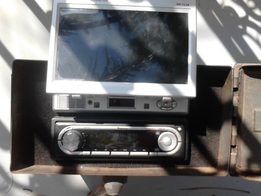 DVD พร้อมจอ และวิทยุ ในกล่องทหาร