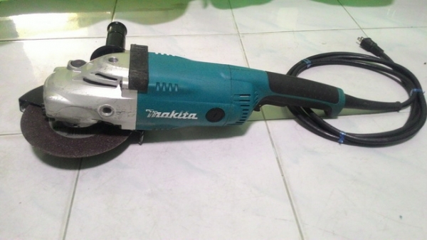 เครื่องเจียร์ไฟฟ้า makita ga7020 ขนาดใบ 7 นิ้ว 2200 วัตต์ สภาพดีมากๆ