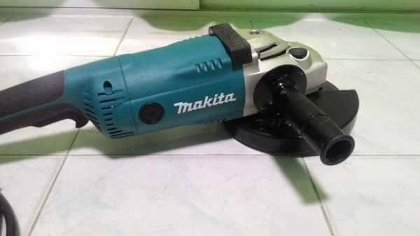 เครื่องเจียร์ไฟฟ้า makita ga7020 ขนาดใบ 7 นิ้ว 2200 วัตต์ สภาพดีมากๆ