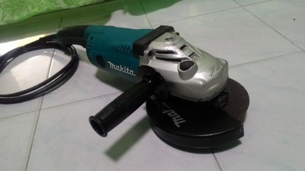 เครื่องเจียร์ไฟฟ้า makita ga7020 ขนาดใบ 7 นิ้ว 2200 วัตต์ สภาพดีมากๆ