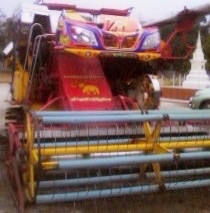 ขายด่วน รถเกี่ยวข้าวเกษตรพัฒนา รุ่น จ้าวช้างไวไฟ ปี 50 รถสวยพร้อมทำงานได้เลยนะครับ เครื่องยนต์ 220 HP TURBO JO8C เทอร์โบ อุ้ม 2.5 ตัน ปั๊มอินตั้นเบอร์ 23 ช่วงล่าง 12 ของไทยเจริญครับ ราคาต่อรองได้ครับ