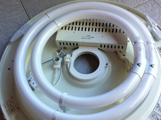 (แบบที่5 )โครมไฟยี่ห้อ KOIZUMI ติดผนังเพดาจากญี่ปุ่น ใช้เชื่อกดึงจะเปิดได้3-4 ระดับ ตามภาพ ขนาด 55 CM.  ใช้หลอดสามหลอดสามขน