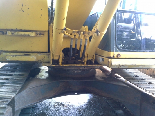 ขายรถแบคโฮ  KOMATSU  PC 130-6 EG  รถนำเข้ายังไม่เคยใช้งานในไทย  เครื่องดี  ปั้มแรง  ไฟฟ้าเต็มแทรคสวยเต็ม  มีแอร์ มีไปพ์ปิ้ง  พร้อมใช้งาน เครื่อง  86 แรงม้า 4 สูบรถสวยราคาไม่แพงค่ะเจ้าของขายเองค่ะ