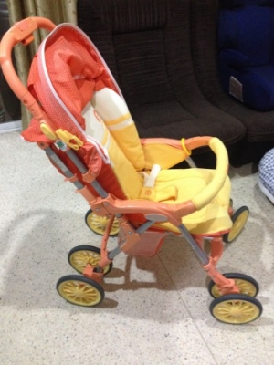 รถเข็นเด็ก APRICA สีส้มสดใสมือสองญี่ปุ่นสภาพดี