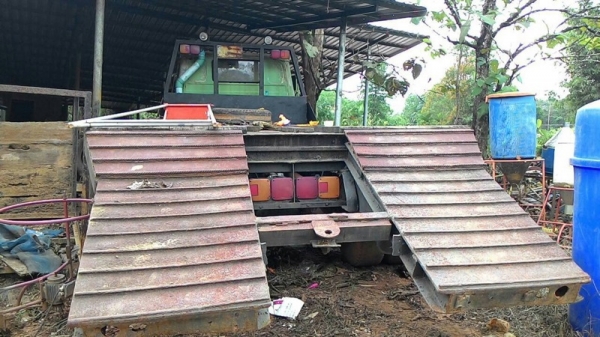 รถนิสสัน 10 ล้อ UD ท้ายลาด  230 แรงม้า.  สนใจติดต่อ 081 - 6079515