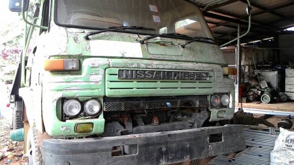 รถนิสสัน 10 ล้อ UD ท้ายลาด  230 แรงม้า.  สนใจติดต่อ 081 - 6079515