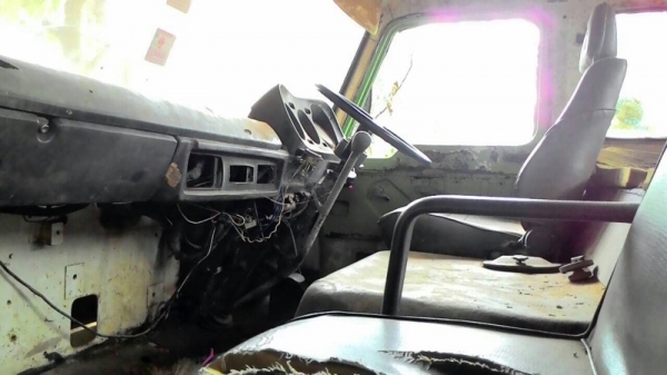 รถนิสสัน 10 ล้อ UD ท้ายลาด  230 แรงม้า.  สนใจติดต่อ 081 - 6079515