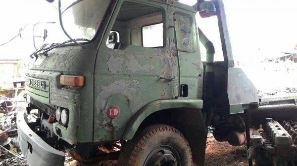 รถนิสสัน 10 ล้อ UD ท้ายลาด  230 แรงม้า.  สนใจติดต่อ 081 - 6079515