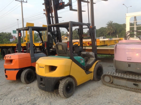 ขายรถยก 2.5 ตัน KOMATSU FD25-16 รุ่นใหม่ เครื่องดีเซลแน่นๆ เกียร์แรงมากๆ ปั้มยกเร็วๆ