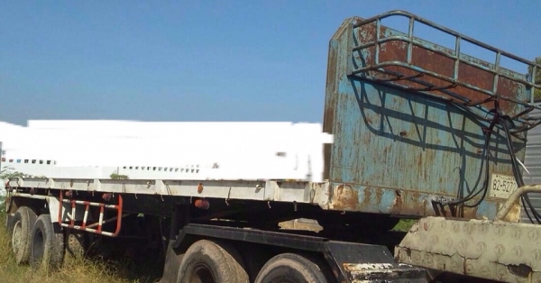 ขายด่วน หางพ่วงพื้นเรียบ 2 คานความยาว 9.20 เมตรสภาพดีพร้อมใช้งานได้เลยครับ พื้นเหล็กไม่บุบไม่มีผุสลักยึดครบทุกตัวทุกชิ้น ระบบไฟไม่มีขาดครบพร้อมใช้งาน ช่วงล่างคัชซีสวยเดิมๆ ยางสภาพดี 8 เส้นประมาณ 70\% พร้อมใช้งาน เอกสารเล่มทะเบียนชุดโอนครบพร้อมโอน ราคาต่อรอ