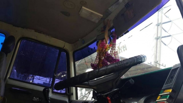 ขายรถสิบล้อเพลาเดียว  เครื่อง6BG เบครทิฟฟี่ พวงมาลัยพาวเวอร์  ทะเบียนพร้อมโอน รถอยู่ชุมพร