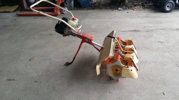 เครื่องกำจัดวัชพืชในร่องข้าว 3 แถว เก่าญี่ปุ่น ขนาดกระทัดรัด ใช้งานได้สะดวก เครื่องกำจัดวัชพืชในร่องข้าว 3 แถว เก่าญี่ปุ่น ขนาดกระทัดรัด ใช้งานได้สะดวก