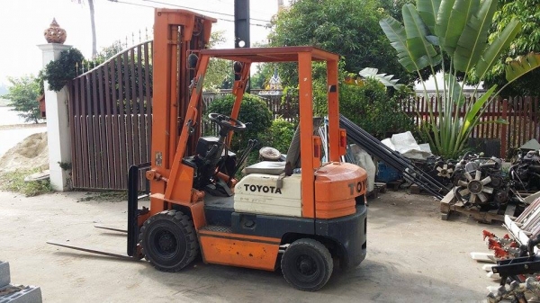 รถโฟล์คลิฟต์ TOYOTA  เก่าญี่ปุ่น ขนาด 1.5 ตัน เครื่องยนต์เบนซิน พวงมาลัยเพาเวอร์ ยางตัน  ยกสูง 5.5 เมตร  สภาพดีพร้อมใช้งาน