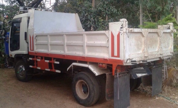 ISUZU DECA NRR 210 HP 6HH1 หกล้อดั๊มพ์ รถสวยจัดพร้อมใช้งาน เครื่องแน่นแรงดีไม่มีเยิ้ม หัวเก๋งตาหวานอย่างสวยภายในเก๋งคอนโซลสวยครบ แอร์เย็น พวงมาลัยเพาเวอร์ ระบบเบรคทริ๊ปฟี้ครบครัน ช่วงล่างคัชซีสวยเดิมๆ ยาง 8.25 ขอบ 16 สภาพดี 75\% พร้อมใช้งาน เอกสารเล่มทะเบี