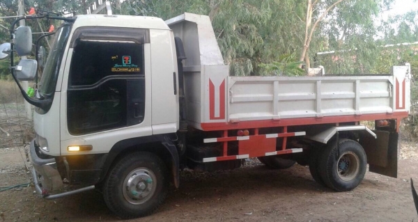 ISUZU DECA NRR 210 HP 6HH1 หกล้อดั๊มพ์ รถสวยจัดพร้อมใช้งาน เครื่องแน่นแรงดีไม่มีเยิ้ม หัวเก๋งตาหวานอย่างสวยภายในเก๋งคอนโซลสวยครบ แอร์เย็น พวงมาลัยเพาเวอร์ ระบบเบรคทริ๊ปฟี้ครบครัน ช่วงล่างคัชซีสวยเดิมๆ ยาง 8.25 ขอบ 16 สภาพดี 75\% พร้อมใช้งาน เอกสารเล่มทะเบี