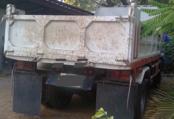 ISUZU DECA NRR 210 HP 6HH1 หกล้อดั๊มพ์ รถสวยจัดพร้อมใช้งาน เครื่องแน่นแรงดีไม่มีเยิ้ม หัวเก๋งตาหวานอย่างสวยภายในเก๋งคอนโซลสวยครบ แอร์เย็น พวงมาลัยเพาเวอร์ ระบบเบรคทริ๊ปฟี้ครบครัน ช่วงล่างคัชซีสวยเดิมๆ ยาง 8.25 ขอบ 16 สภาพดี 75\% พร้อมใช้งาน เอกสารเล่มทะเบี