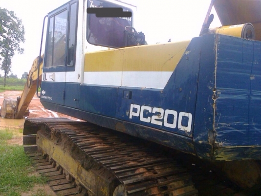 KOMATSU PC 200-3 คอนโทรลยาว รถบอดี้สวย เครื่องเดิมแรงแห้งดีไม่เยิ้ม ปั๊มใช้ของ โคมัตซุ PC 200-5 สภาพดีมากครับรถทำงานได้ดีไม่โหลด ภายในก๋งสะอาด คอนโทรลยาว ภายนอกบูมอาร์มสวยไม่ปะ ช่วงล่างประมาณ 65\% พร้อมใช้งานได้เลย เอกสารสัญญาซื้อขาย ราคาต่อรองได้ครับ