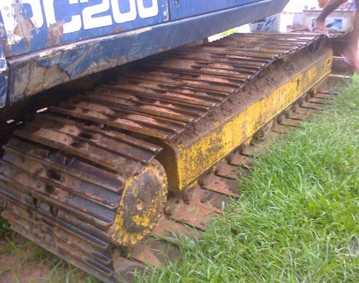 KOMATSU PC 200-3 คอนโทรลยาว รถบอดี้สวย เครื่องเดิมแรงแห้งดีไม่เยิ้ม ปั๊มใช้ของ โคมัตซุ PC 200-5 สภาพดีมากครับรถทำงานได้ดีไม่โหลด ภายในก๋งสะอาด คอนโทรลยาว ภายนอกบูมอาร์มสวยไม่ปะ ช่วงล่างประมาณ 65\% พร้อมใช้งานได้เลย เอกสารสัญญาซื้อขาย ราคาต่อรองได้ครับ