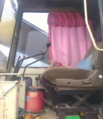 KOMATSU PC 200-3 คอนโทรลยาว รถบอดี้สวย เครื่องเดิมแรงแห้งดีไม่เยิ้ม ปั๊มใช้ของ โคมัตซุ PC 200-5 สภาพดีมากครับรถทำงานได้ดีไม่โหลด ภายในก๋งสะอาด คอนโทรลยาว ภายนอกบูมอาร์มสวยไม่ปะ ช่วงล่างประมาณ 65\% พร้อมใช้งานได้เลย เอกสารสัญญาซื้อขาย ราคาต่อรองได้ครับ