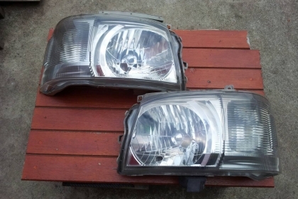 ไฟหน้ารถตู้ คอมมิวเตอร์ หน้าย้อย ของแท้แยกข้างละ2800บาท