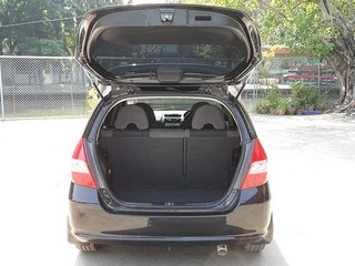 HONDA JAZZ 1.5 AUTO  รถเจ้าของเดียวผู้หญิงใช้ ขายถูก T.086-527-9533