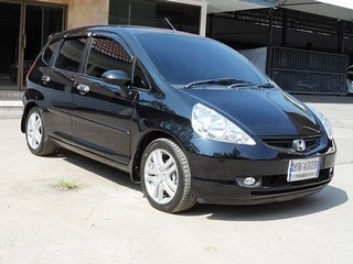 HONDA JAZZ 1.5 AUTO  รถเจ้าของเดียวผู้หญิงใช้ ขายถูก T.086-527-9533