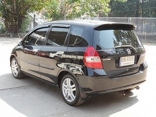 HONDA JAZZ 1.5 AUTO  รถเจ้าของเดียวผู้หญิงใช้ ขายถูก T.086-527-9533