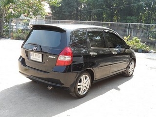 HONDA JAZZ 1.5 AUTO  รถเจ้าของเดียวผู้หญิงใช้ ขายถูก T.086-527-9533