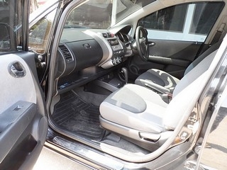 HONDA JAZZ 1.5 AUTO  รถเจ้าของเดียวผู้หญิงใช้ ขายถูก T.086-527-9533