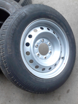 ขอบ 16 กะทะล้อ 6 รู พร้อมยาง  215/65R16 มี 1 ล้อ TEL.081-427-3941