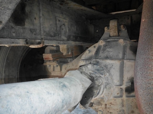 รถอีซูซุ  10 ล้อ หลังถนน  210 แรงม้า. ปี 43  สนใจติดต่อ 081 - 6079515