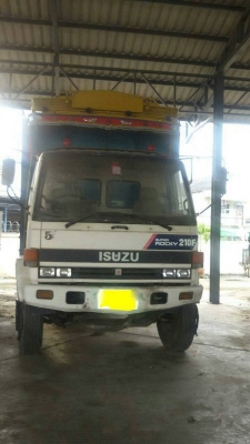 รถอีซูซุ  10 ล้อ หลังถนน  210 แรงม้า. ปี 43  สนใจติดต่อ 081 - 6079515