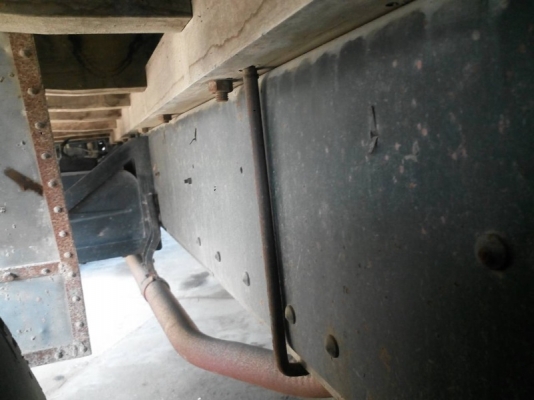 รถอีซูซุ  10 ล้อ หลังถนน  210 แรงม้า. ปี 43  สนใจติดต่อ 081 - 6079515