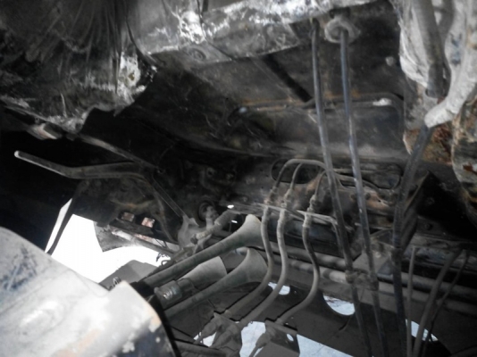 รถอีซูซุ  10 ล้อ หลังถนน  210 แรงม้า. ปี 43  สนใจติดต่อ 081 - 6079515