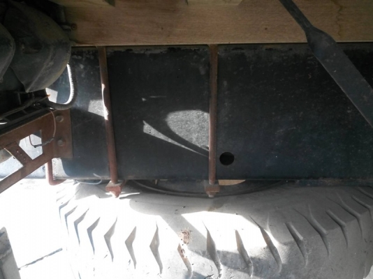 รถอีซูซุ  10 ล้อ หลังถนน  210 แรงม้า. ปี 43  สนใจติดต่อ 081 - 6079515