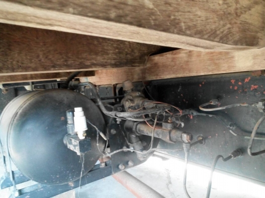 รถอีซูซุ  10 ล้อ หลังถนน  210 แรงม้า. ปี 43  สนใจติดต่อ 081 - 6079515