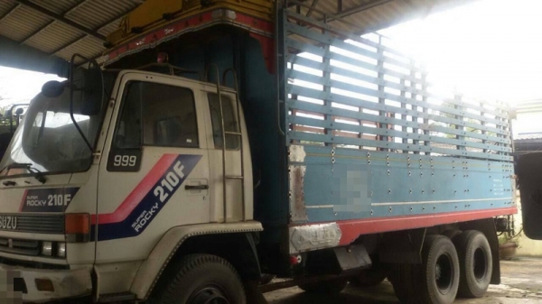 รถอีซูซุ  10 ล้อ หลังถนน  210 แรงม้า. ปี 43  สนใจติดต่อ 081 - 6079515